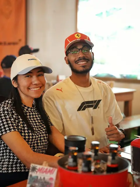 Asistentes con gorra de F1 en Cultura Cervecera