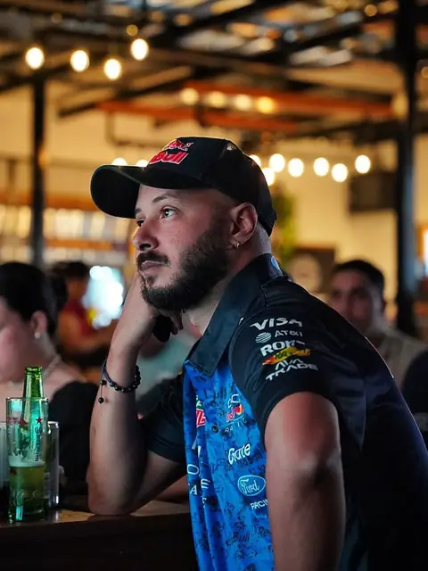 Asistente con camiseta de equipo de F1
