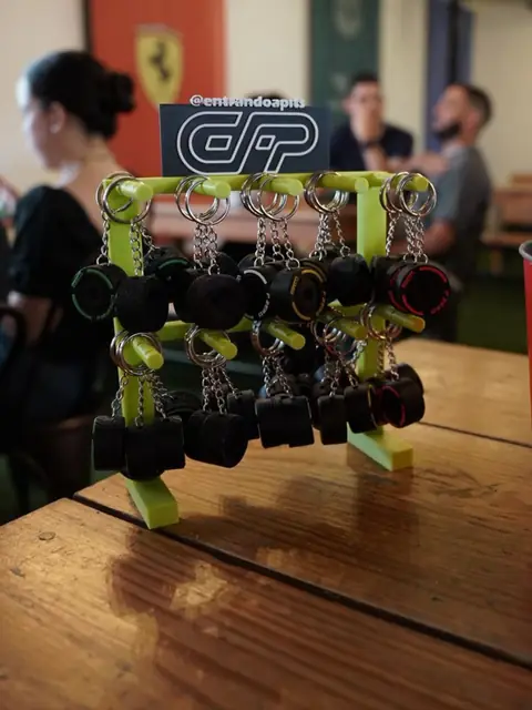 Exhibidor lleno de llaveros con forma de neumático de F1 impresos en 3D