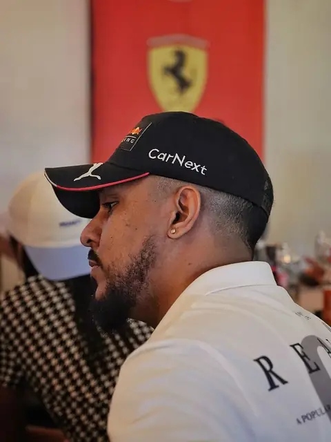 Asistente con gorra viendo la carrera