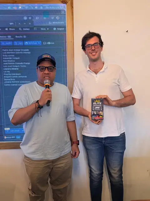 Presentador con micrófono entrega un premio a un asistente
