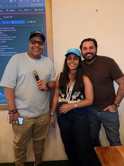 Presentador junto a dos ganadores del sorteo