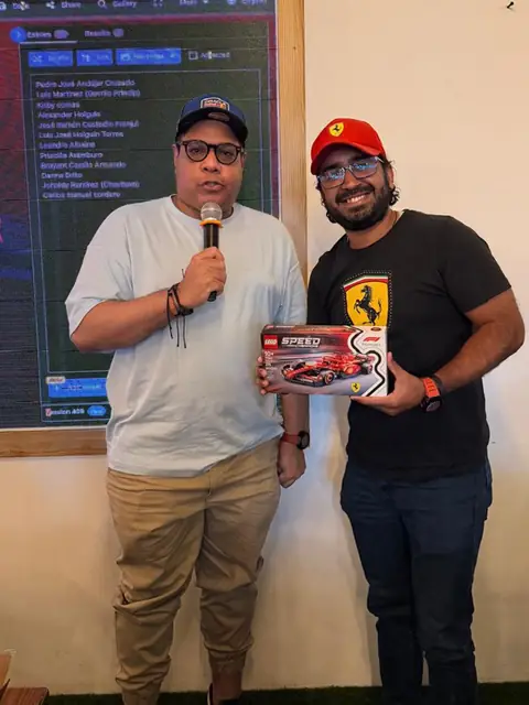 Ganador muestra su premio junto al presentador