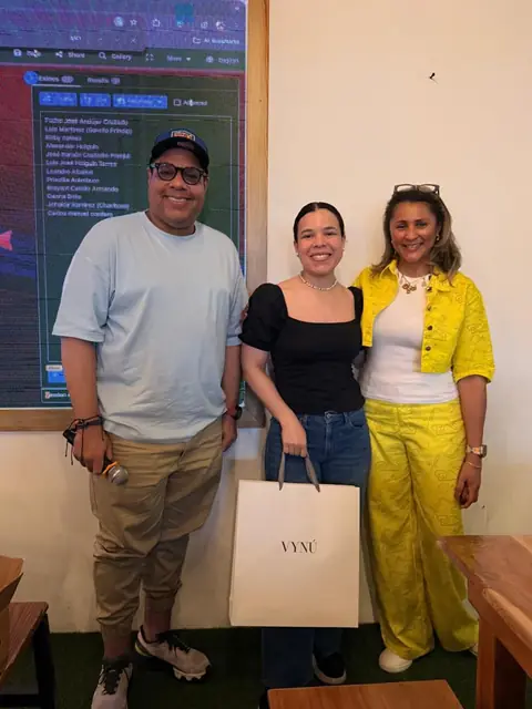 Presentador con dos ganadoras del sorteo
