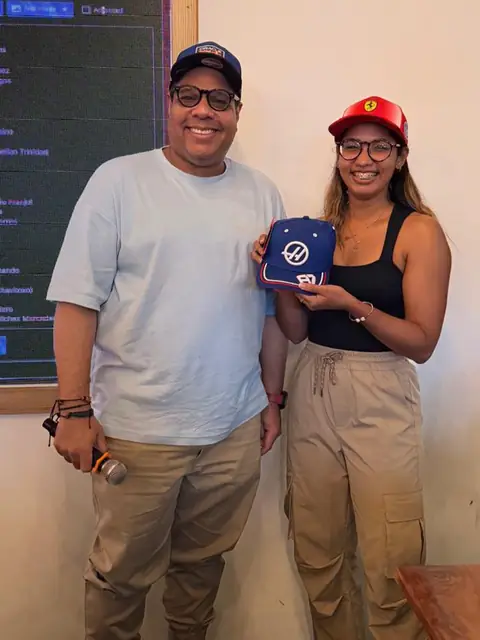 Ganadora con su premio junto al presentador
