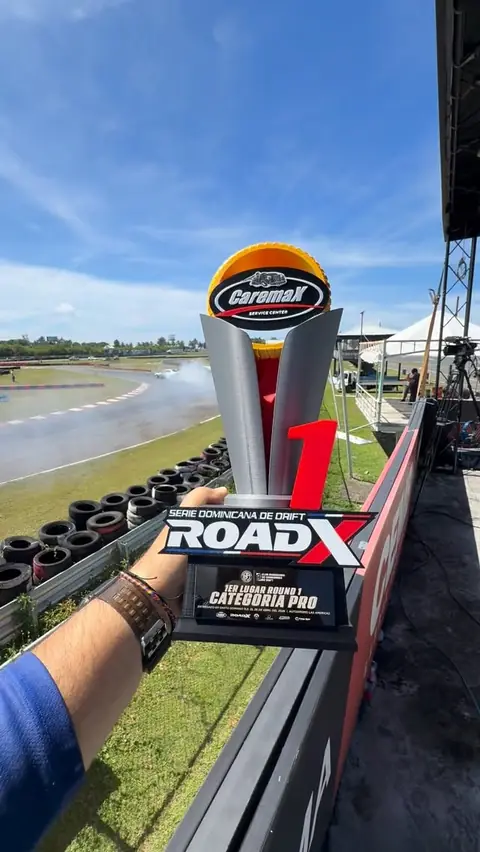 Trofeo ROADX de primer lugar levantado frente a la pista de drift