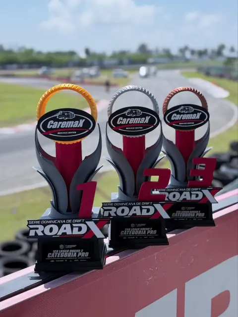 Tres trofeos de 1.º, 2.º y 3.er lugar de la Serie Dominicana de Drift ROADX sobre el muro de la pista
