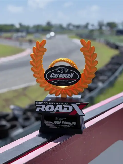 Trofeo con corona de laurel del Premio José Sobrino, Serie Dominicana de Drift ROADX